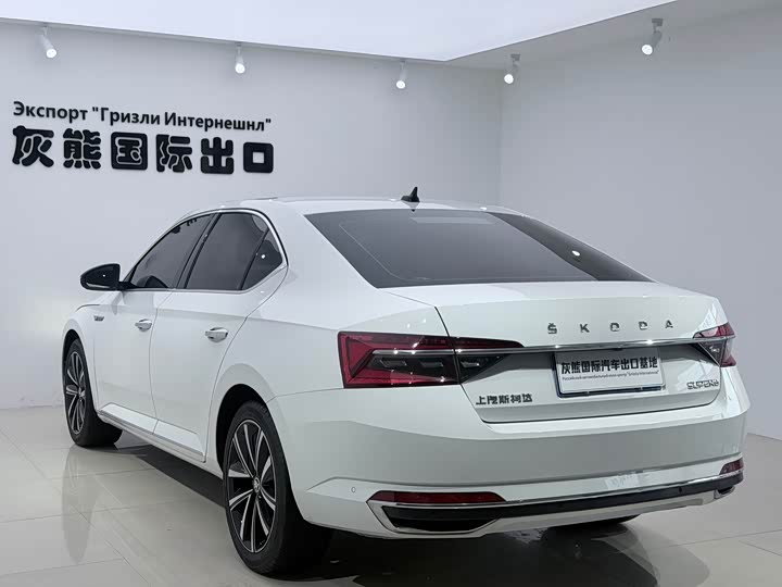 Skoda Superb, 2023 — фото 6 из 9