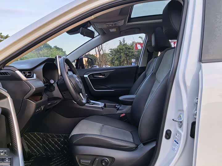 Toyota RAV4, 2023 — фото 5 из 10