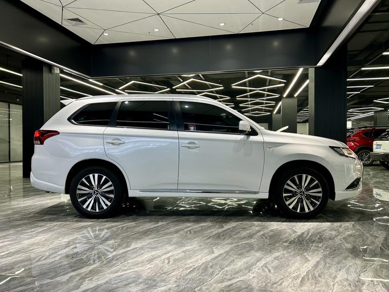 Mitsubishi Outlander, 2022 — фото 8 из 12