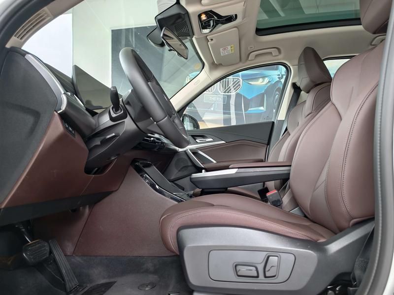 BMW iX1, 2025 — фото 9 из 11