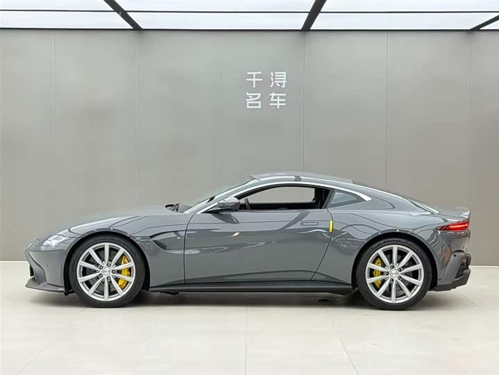Aston Martin V8 Vantage, 2022 — фото 3 из 9