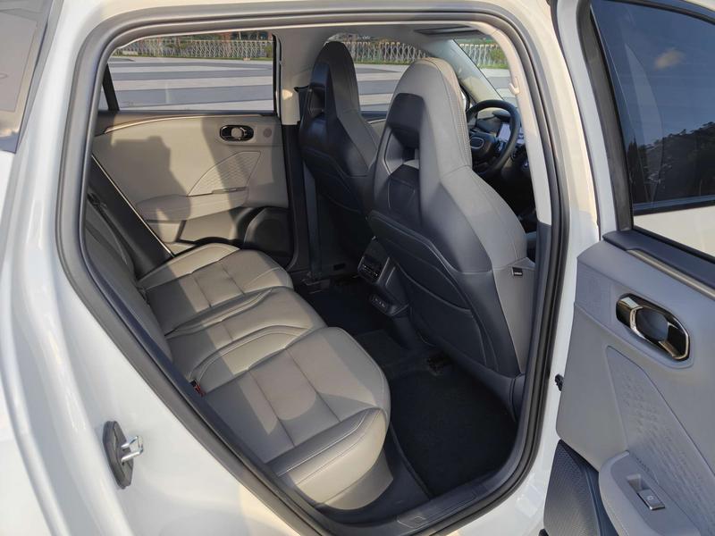 Lynk & Co 06 EM-P Hybrid, 2025 — фото 10 из 11