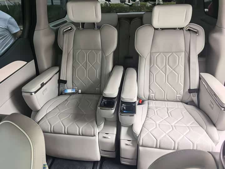 Volvo EM90, 2023 — фото 7 из 9