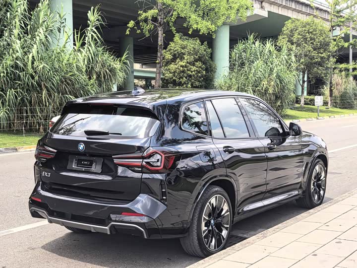 BMW iX3, 2024 — фото 7 из 9