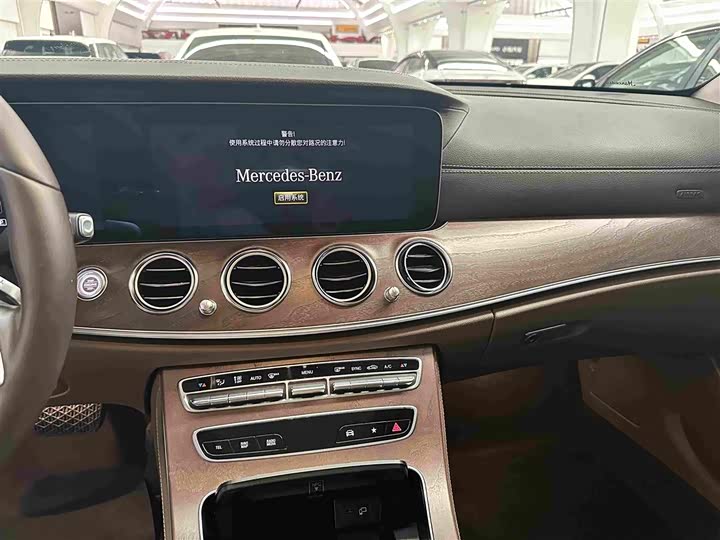 Mercedes-Benz E-Class, 2023 — фото 9 из 9