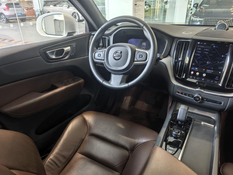 Volvo XC60, 2023 — фото 8 из 12
