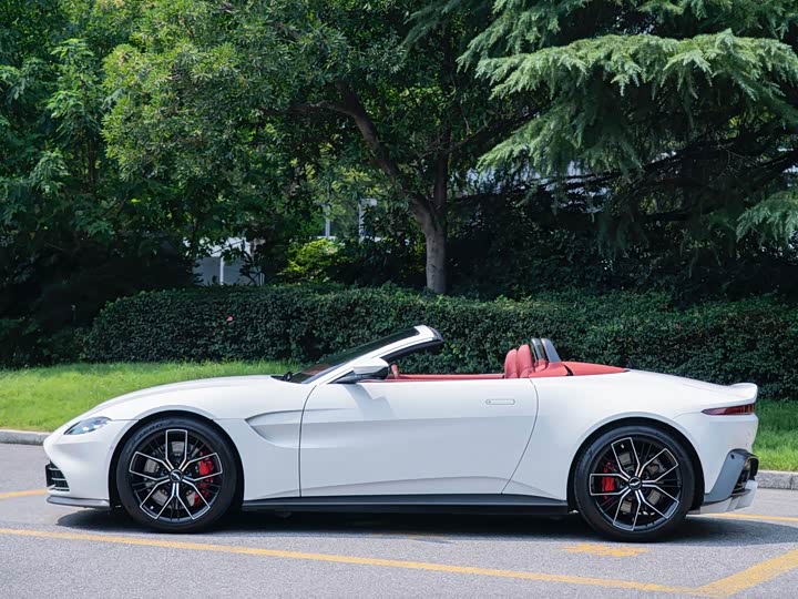 Aston Martin V8 Vantage, 2022 — фото 4 из 9