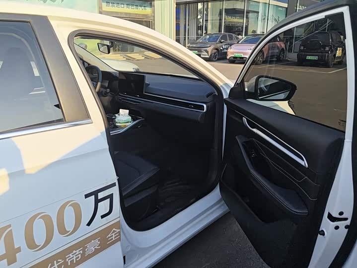 Geely Emgrand, 2025 — фото 8 из 9