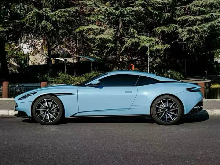 Aston Martin DB11, 2021 — фото 2 из 9