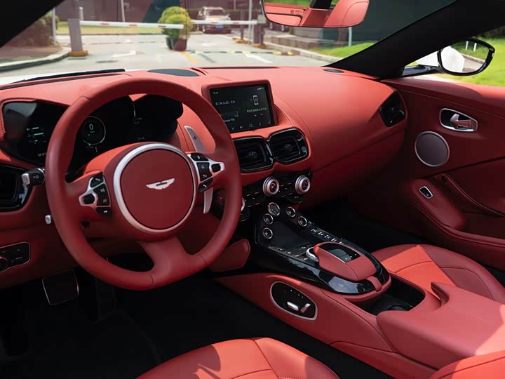 Aston Martin V8 Vantage, 2022 — фото 9 из 9
