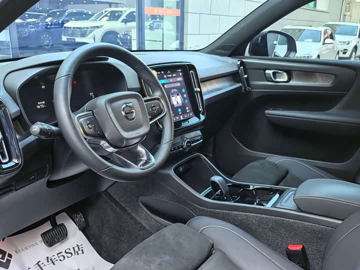 Volvo XC40 EV, 2023 — фото 8 из 9