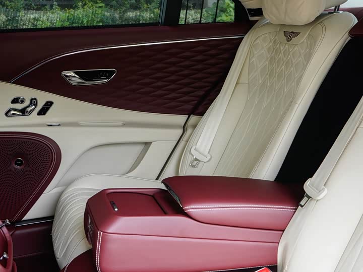 Bentley Flying Spur, 2023 — фото 6 из 9