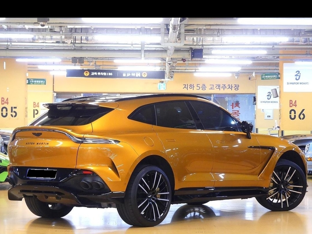 Aston Martin DBX, 2023 — фото 2 из 12