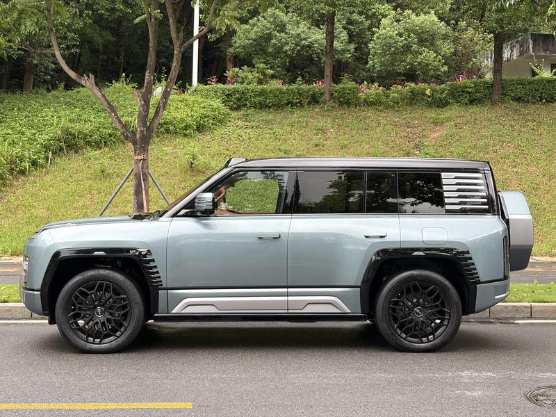 BYD Yangwang U8, 2023 — фото 3 из 12