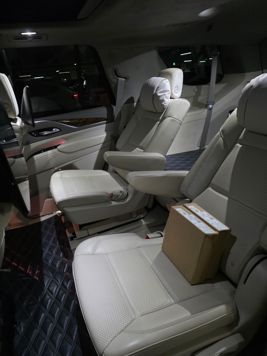 Cadillac Escalade, 2022 — фото 10 из 12