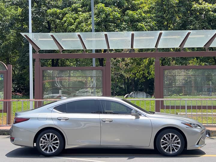Lexus ES, 2023 — фото 4 из 9