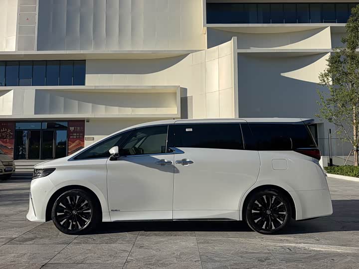 Toyota Alphard, 2025 — фото 8 из 9
