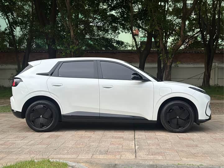 BAIC Arcfox T1, 2025 — фото 4 из 9