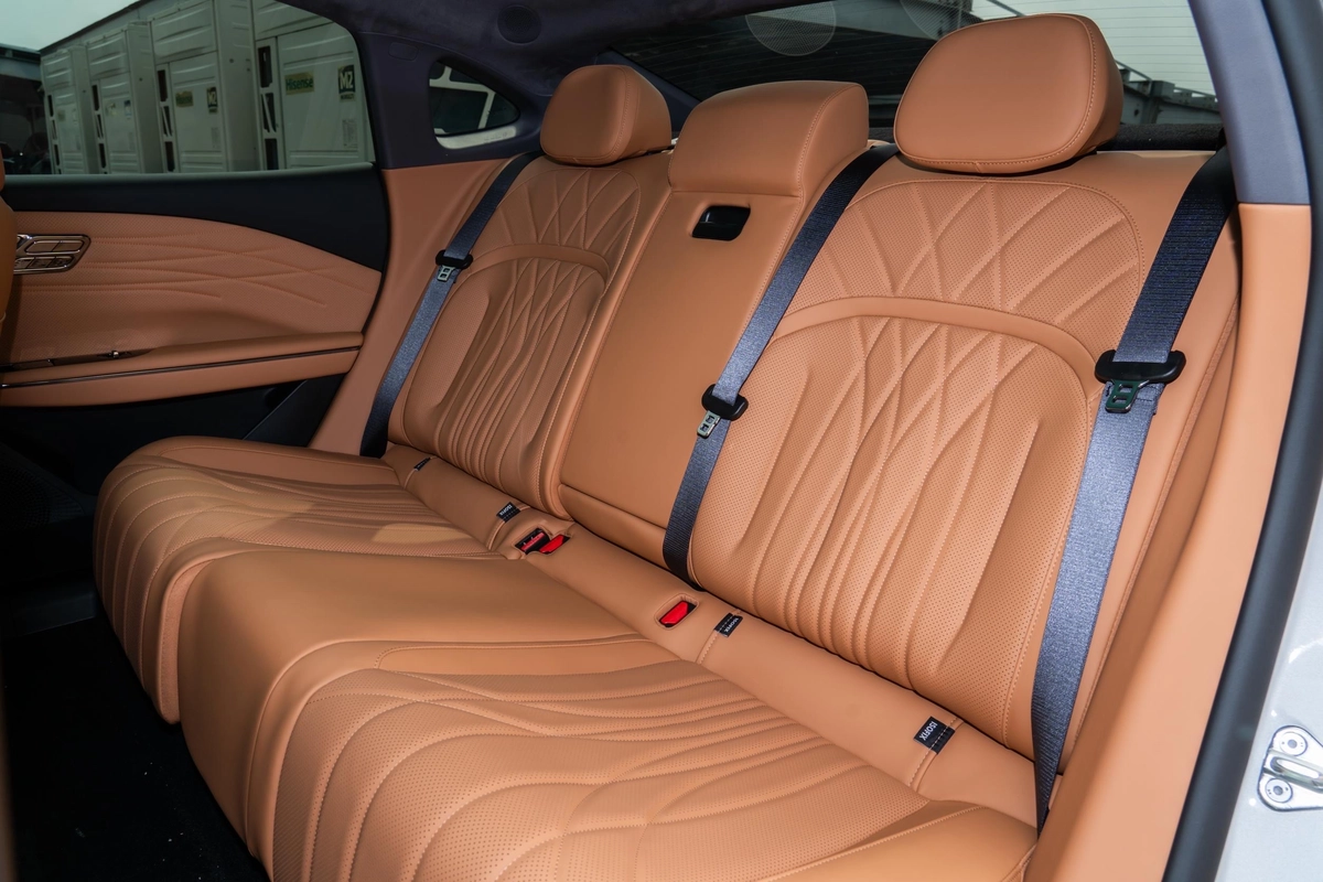 Geely Galaxy E8, 2026 — фото 10 из 12