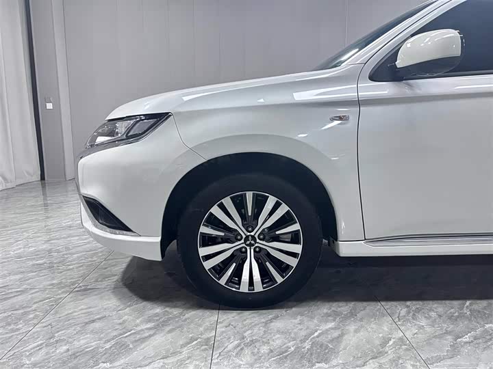 Mitsubishi Outlander, 2022 — фото 8 из 9