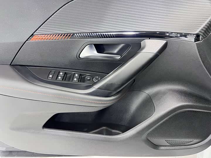 Peugeot 2008, 2023 — фото 8 из 9