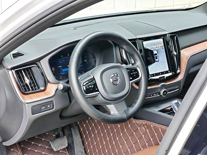 Volvo XC60 Hybrid, 2023 — фото 8 из 9
