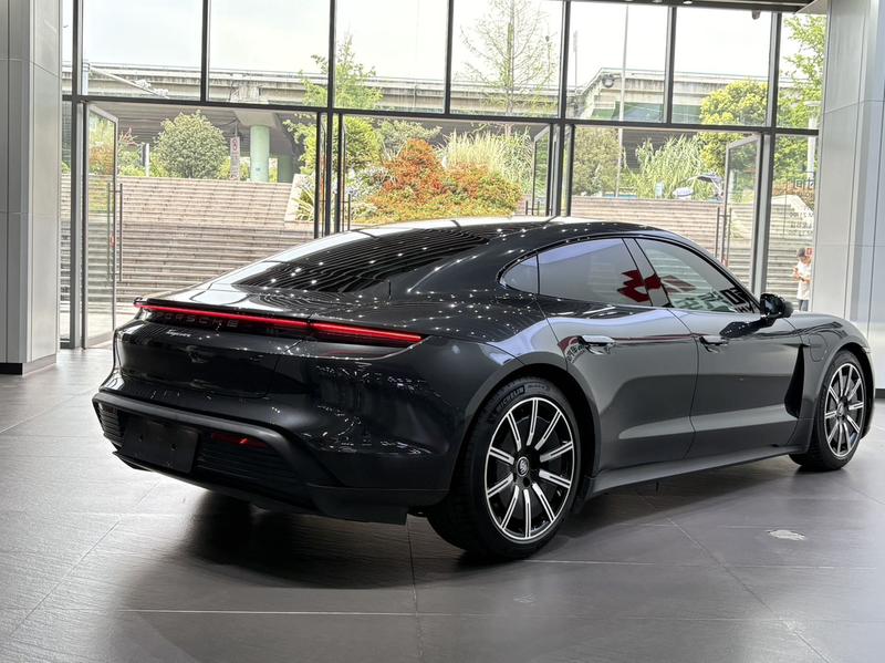 Porsche Taycan, 2023 — фото 7 из 12