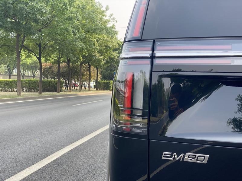 Volvo EM90, 2025 — фото 8 из 12