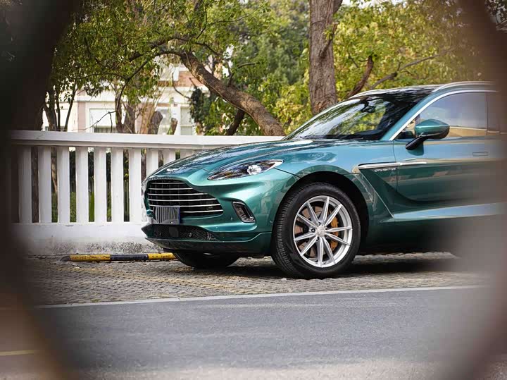 Aston Martin DBX, 2023 — фото 5 из 9