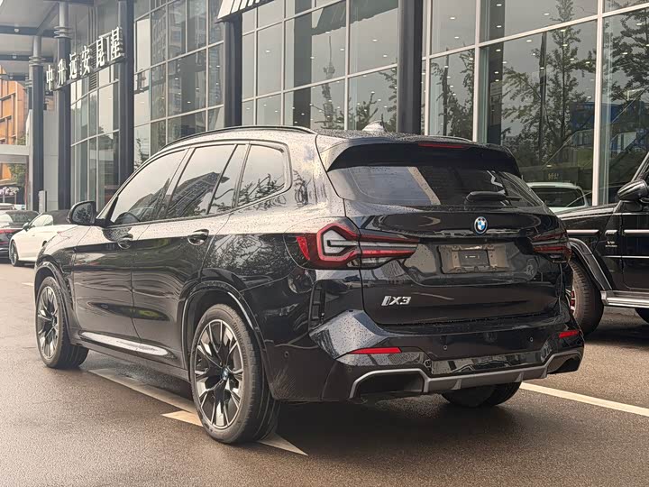 BMW iX3, 2024 — фото 8 из 9