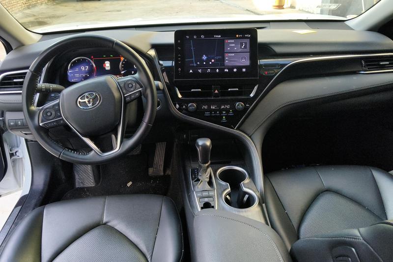 Toyota Camry, 2023 — фото 7 из 12