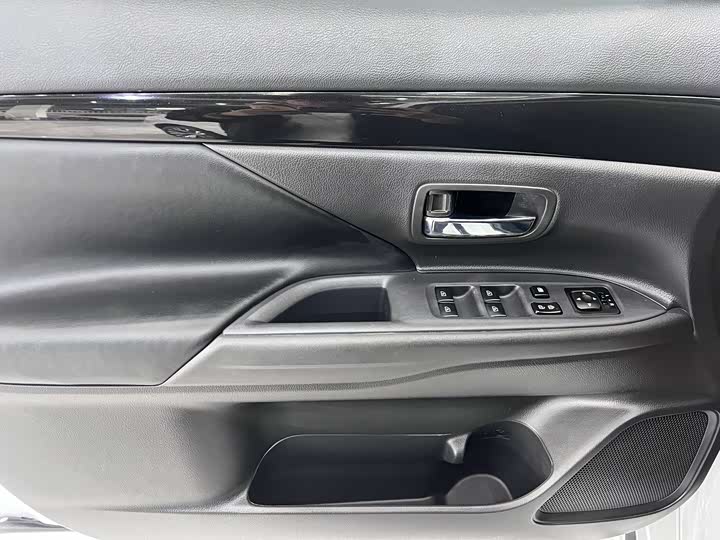 Mitsubishi Outlander, 2023 — фото 9 из 9
