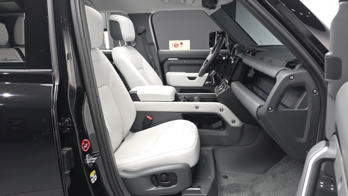 Land Rover Defender, 2025 — фото 10 из 12