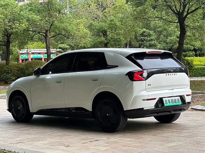 BAIC Arcfox T1, 2025 — фото 7 из 9