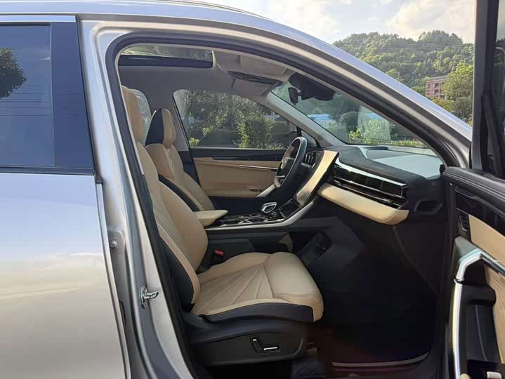 Geely Atlas L, 2023 — фото 6 из 9