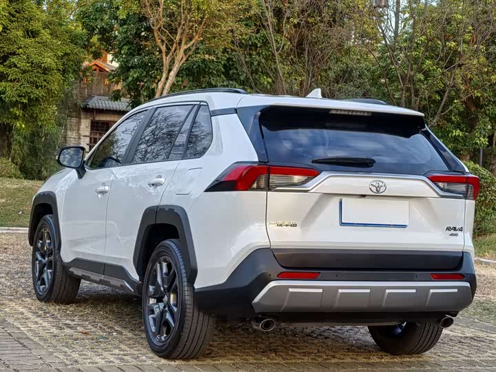 Toyota RAV4, 2023 — фото 10 из 10