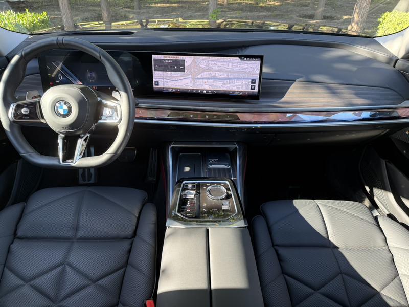 BMW 7 Series, 2025 — фото 6 из 11