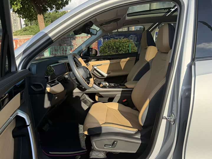 Geely Atlas L, 2023 — фото 4 из 9