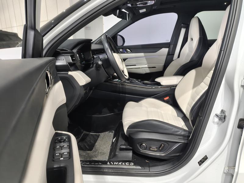 Lynk & Co 01 EM-P Hybrid, 2022 — фото 10 из 12