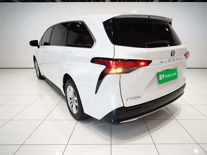 Toyota Sienna, 2023 — фото 5 из 9