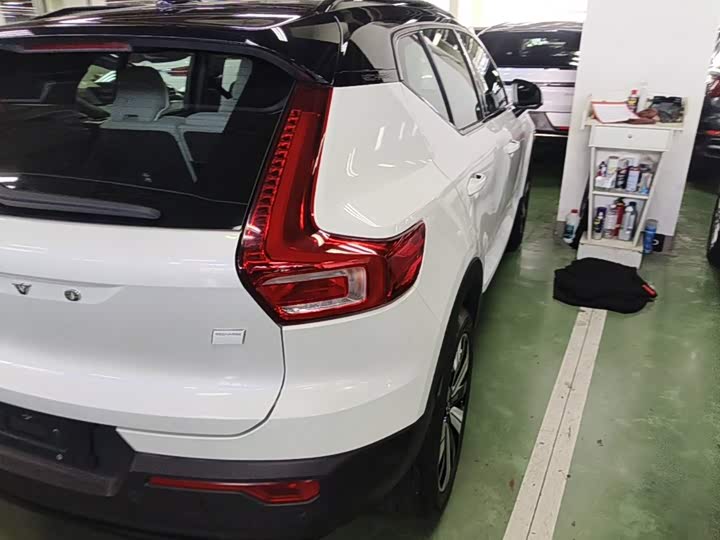 Volvo XC40 EV, 2023 — фото 8 из 9