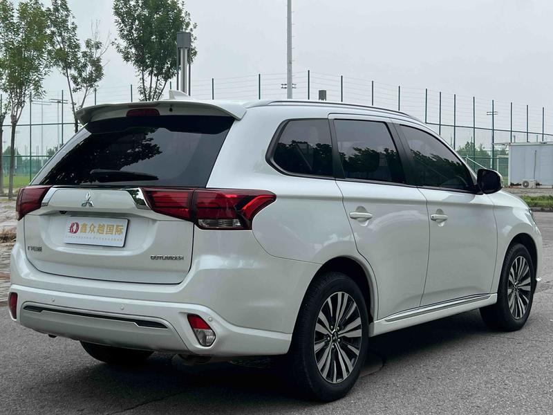 Mitsubishi Outlander, 2023 — фото 5 из 12