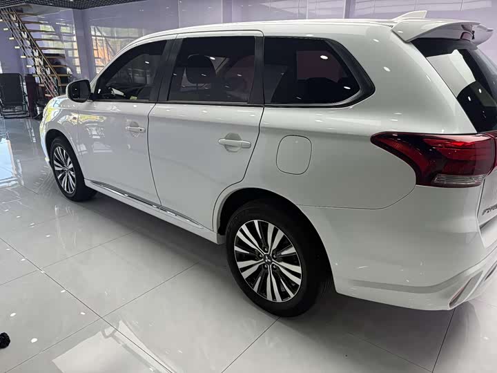 Mitsubishi Outlander, 2022 — фото 6 из 9