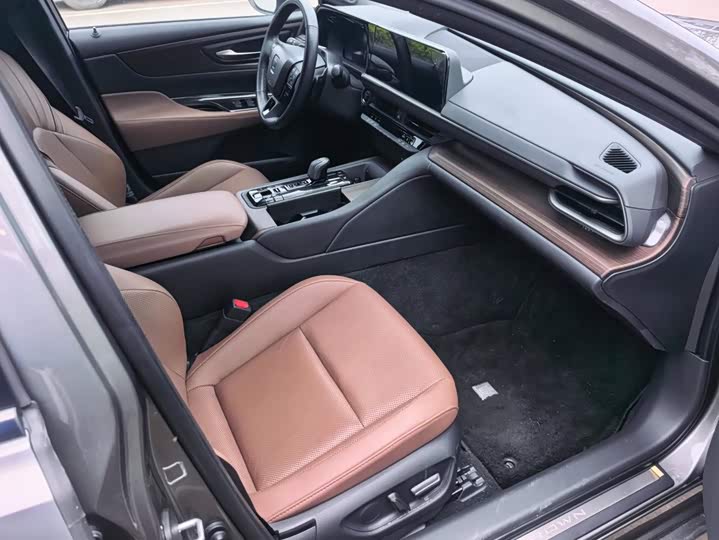 Toyota Crown Sedan, 2024 — фото 8 из 9