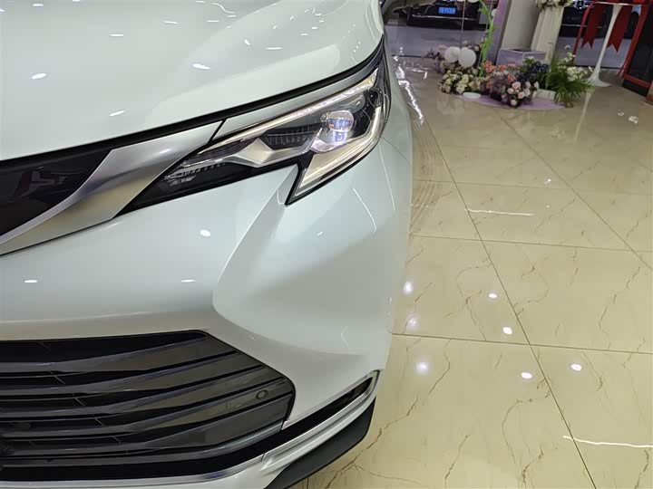 Toyota Sienna, 2022 — фото 9 из 9