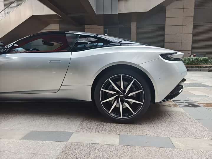 Aston Martin DB11, 2021 — фото 5 из 9