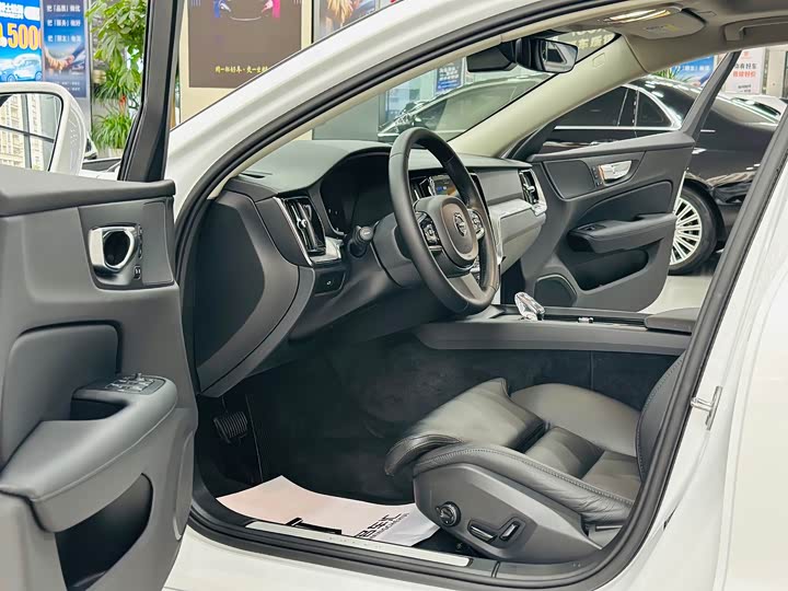 Volvo S60, 2023 — фото 4 из 9