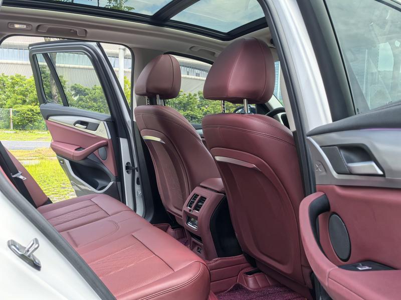 BMW iX3, 2023 — фото 11 из 12