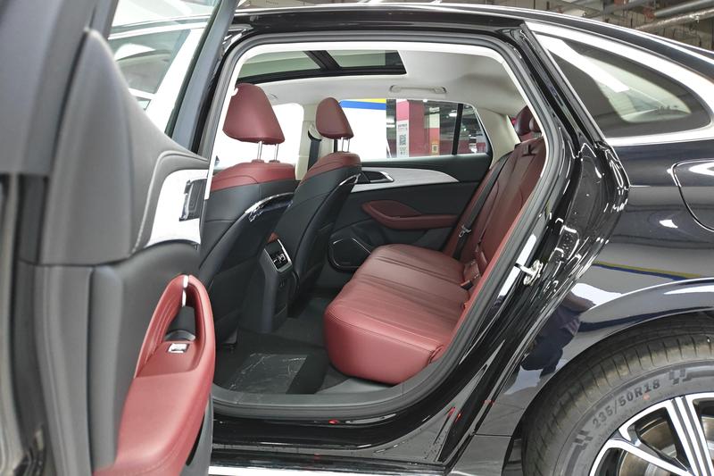 Hongqi H5 Hybrid, 2025 — фото 12 из 12