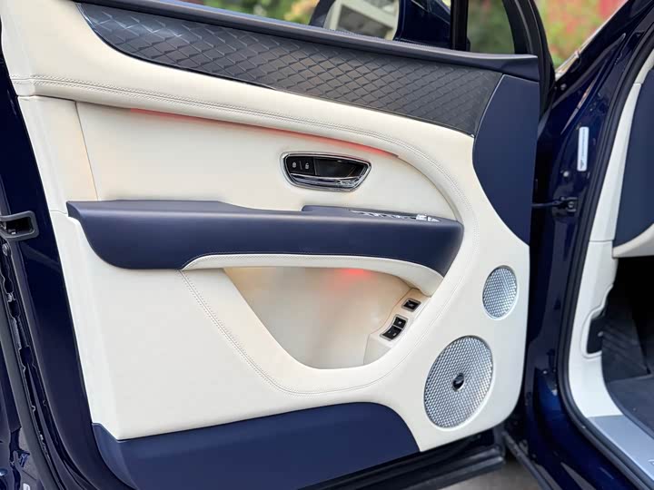 Bentley Bentayga, 2023 — фото 5 из 9